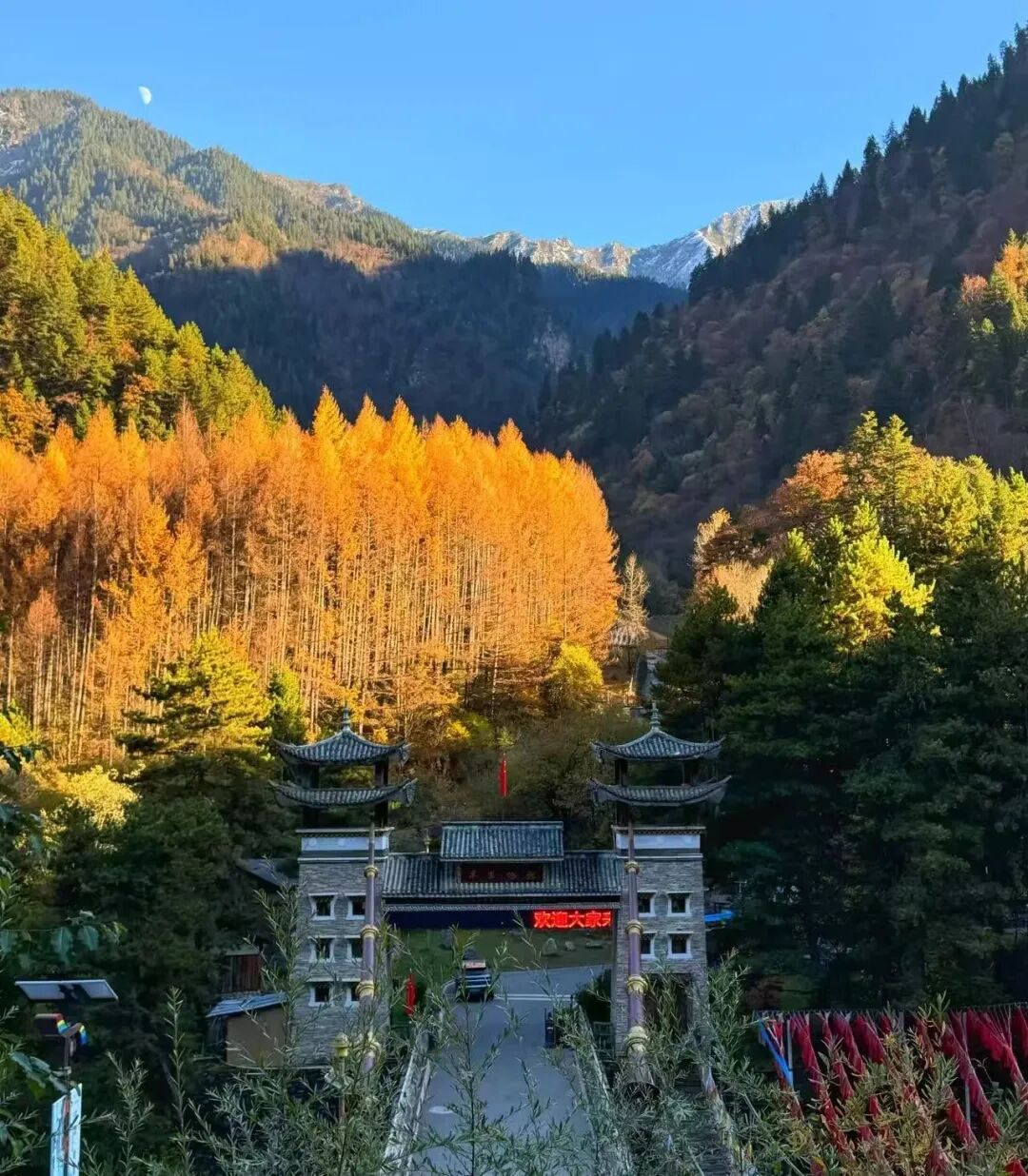 比九寨沟丰满20倍！这个亚洲最美县城，开车4h，彩林绝美却低调到令人心疼！