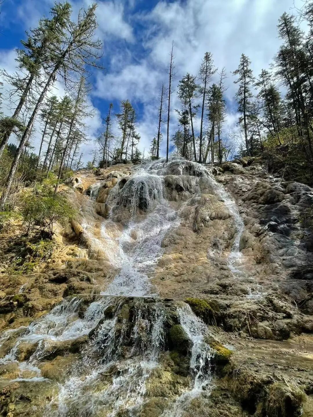 比九寨沟丰满20倍！这个亚洲最美县城，开车4h，彩林绝美却低调到令人心疼！