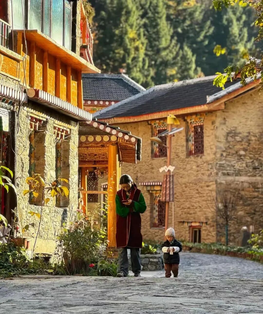 比九寨沟丰满20倍！这个亚洲最美县城，开车4h，彩林绝美却低调到令人心疼！