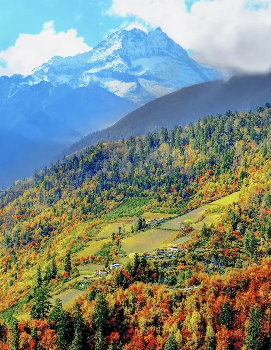 比九寨沟丰满20倍！这个亚洲最美县城，开车4h，彩林绝美却低调到令人心疼！