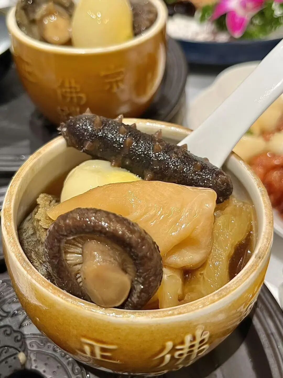 出门就有满街小吃，人均¥30尝遍山海味，这座惬意老城，陈晓卿连吃2天都不够