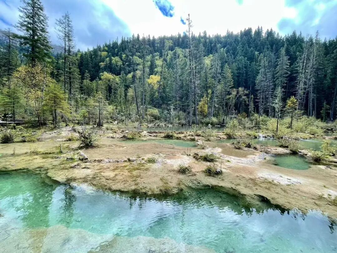 比九寨沟丰满20倍！这个亚洲最美县城，开车4h，彩林绝美却低调到令人心疼！