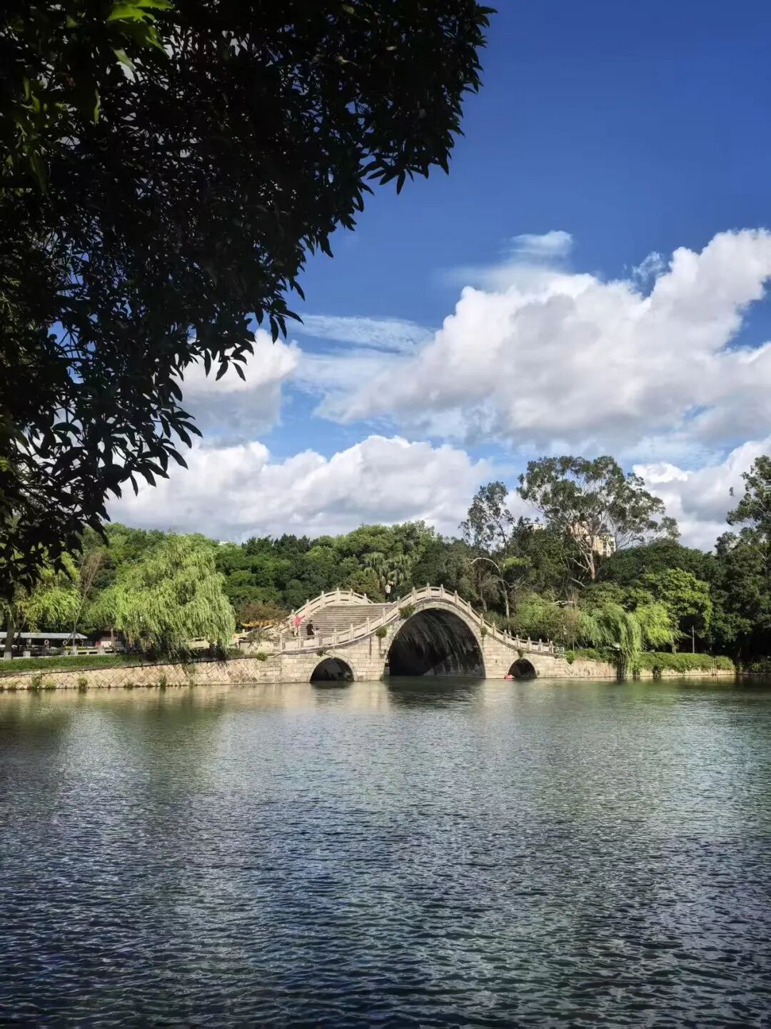 出门就有满街小吃，人均¥30尝遍山海味，这座惬意老城，陈晓卿连吃2天都不够