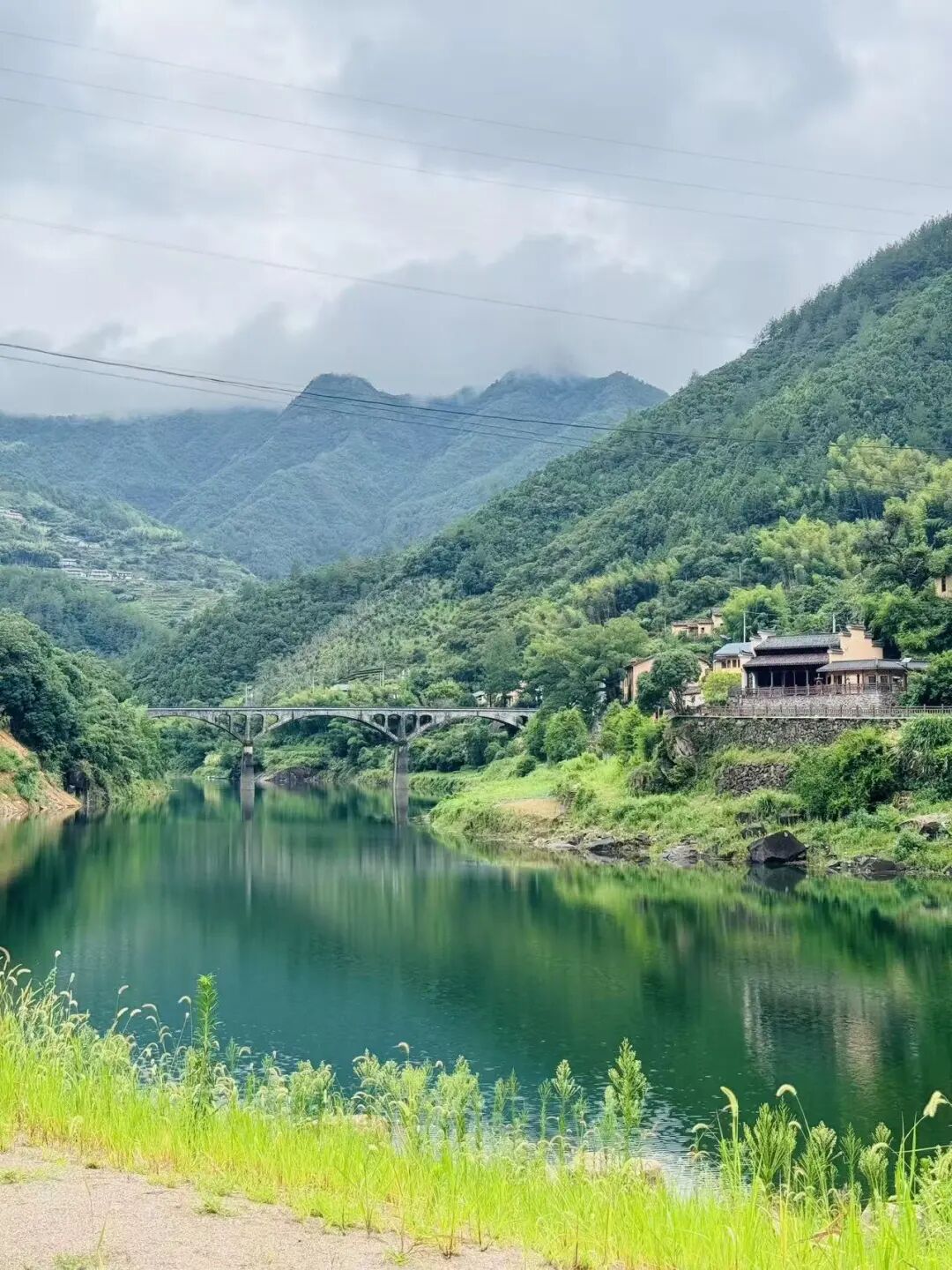 比乐山佛系，秒去班味，40mins直达爆冷清凉城，遍地糯叽叽，饭张力200%