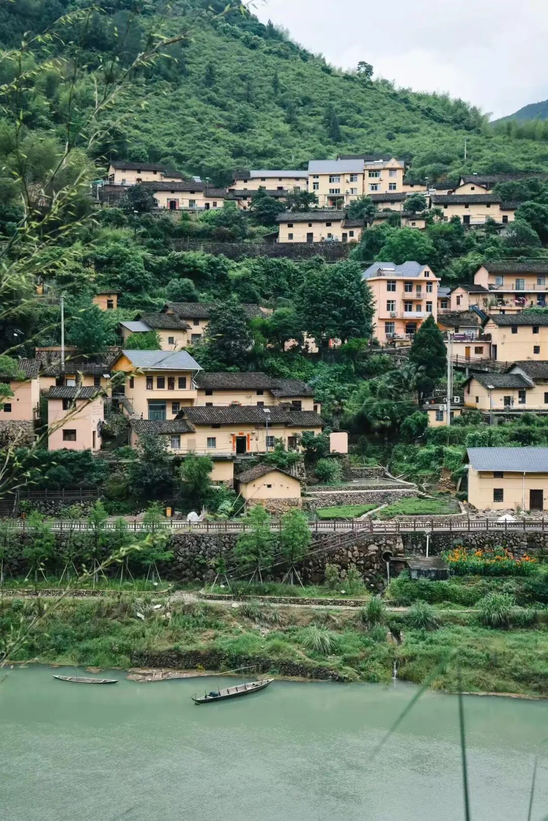 比乐山佛系，秒去班味，40mins直达爆冷清凉城，遍地糯叽叽，饭张力200%