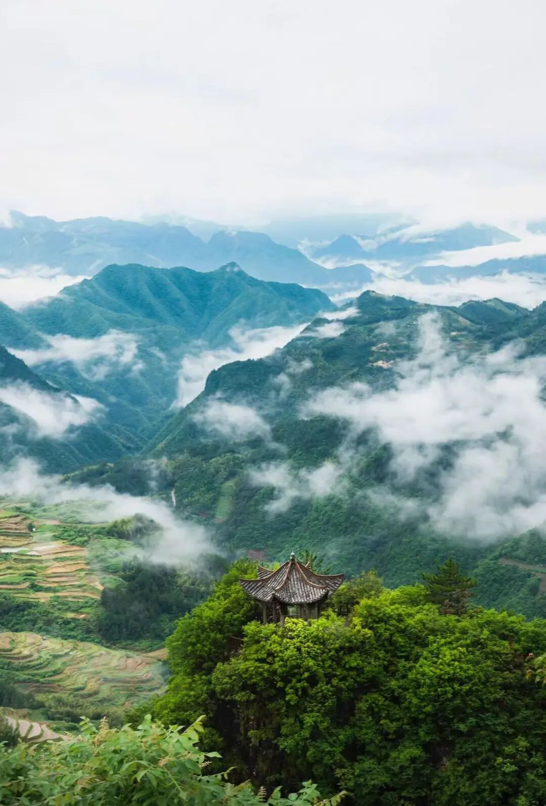 比乐山佛系，秒去班味，40mins直达爆冷清凉城，遍地糯叽叽，饭张力200%