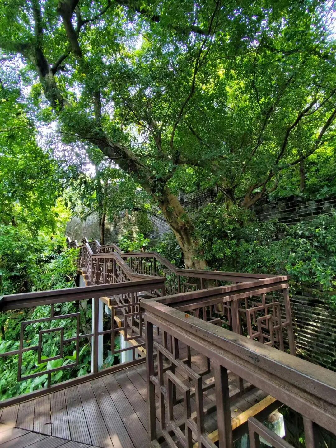 比上海松弛，比北京好吃！0元也能逛遍全城，这座“接地气”第一城，才是打工人出行最佳！