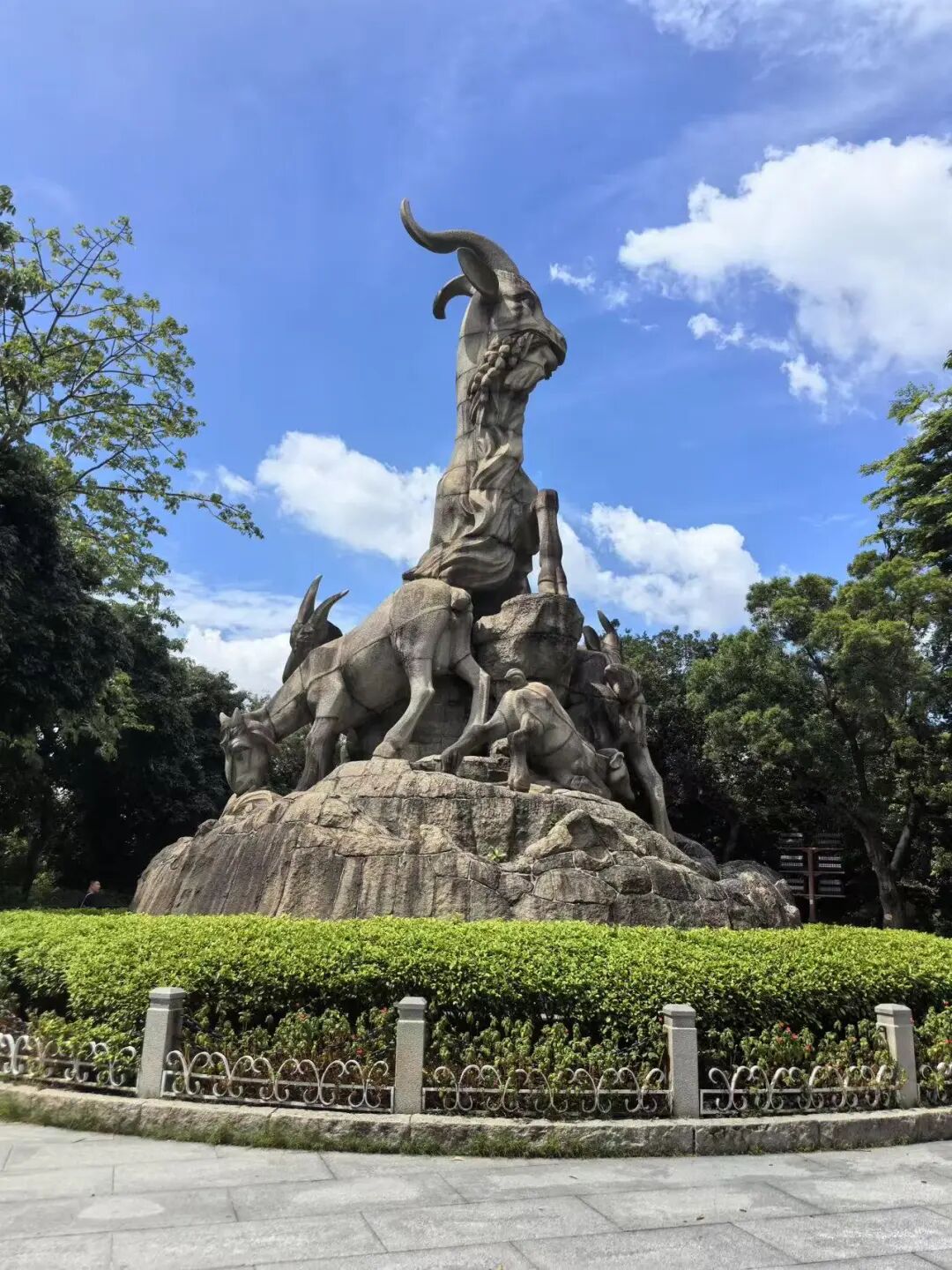 比上海松弛，比北京好吃！0元也能逛遍全城，这座“接地气”第一城，才是打工人出行最佳！