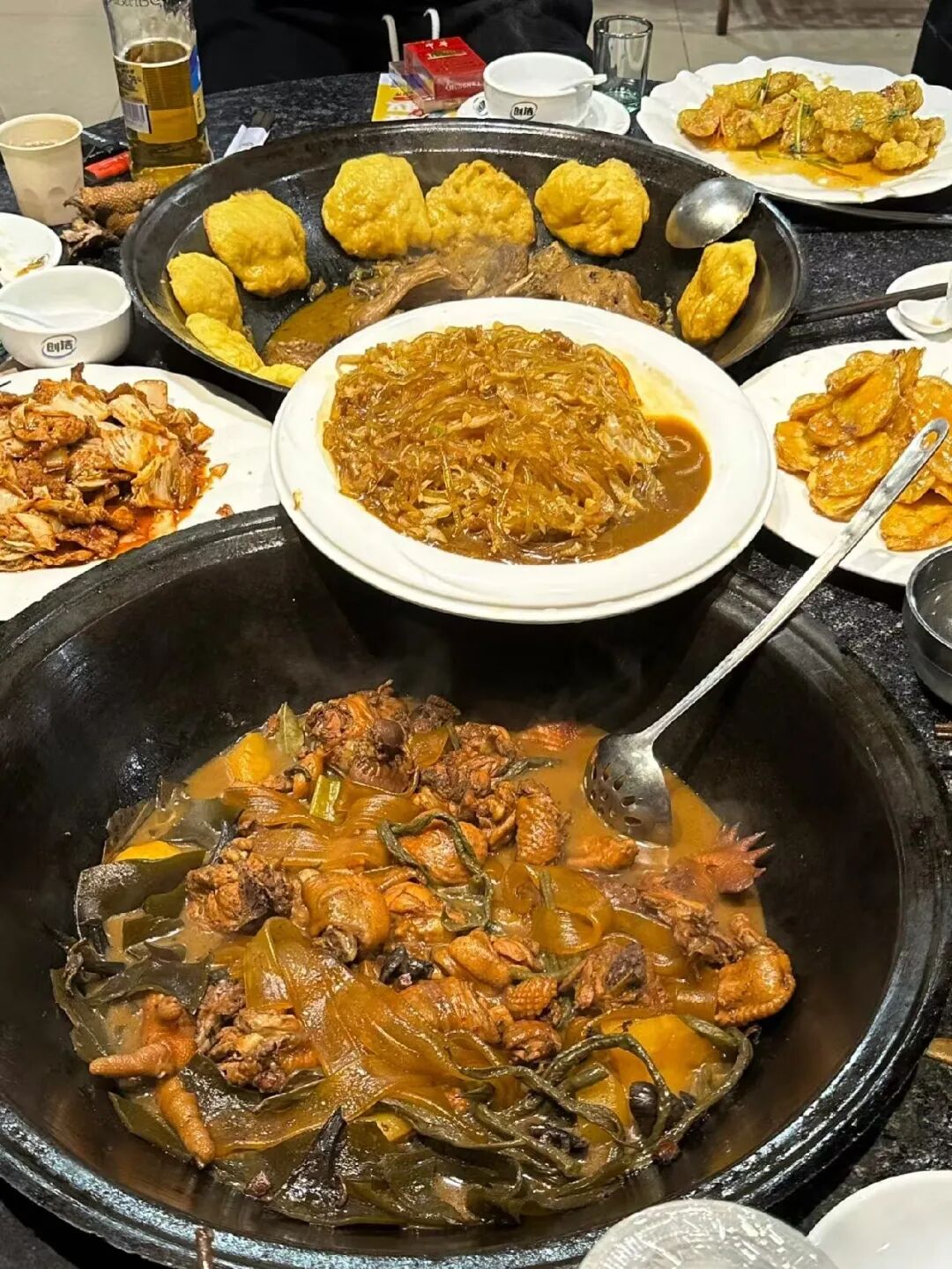 逃离40℃高温，进入22℃，被严重忽视的「清凉秘境」！火山河湖，森林飞瀑，还有一天6顿吃不够的美食！