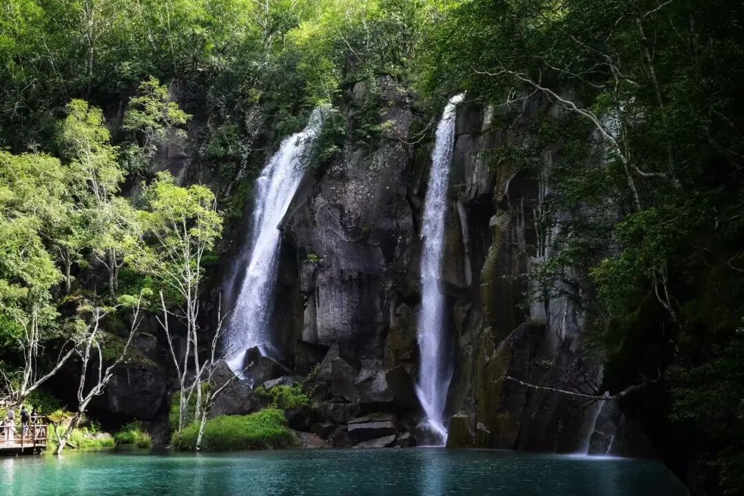 逃离40℃高温，进入22℃，被严重忽视的「清凉秘境」！火山河湖，森林飞瀑，还有一天6顿吃不够的美食！