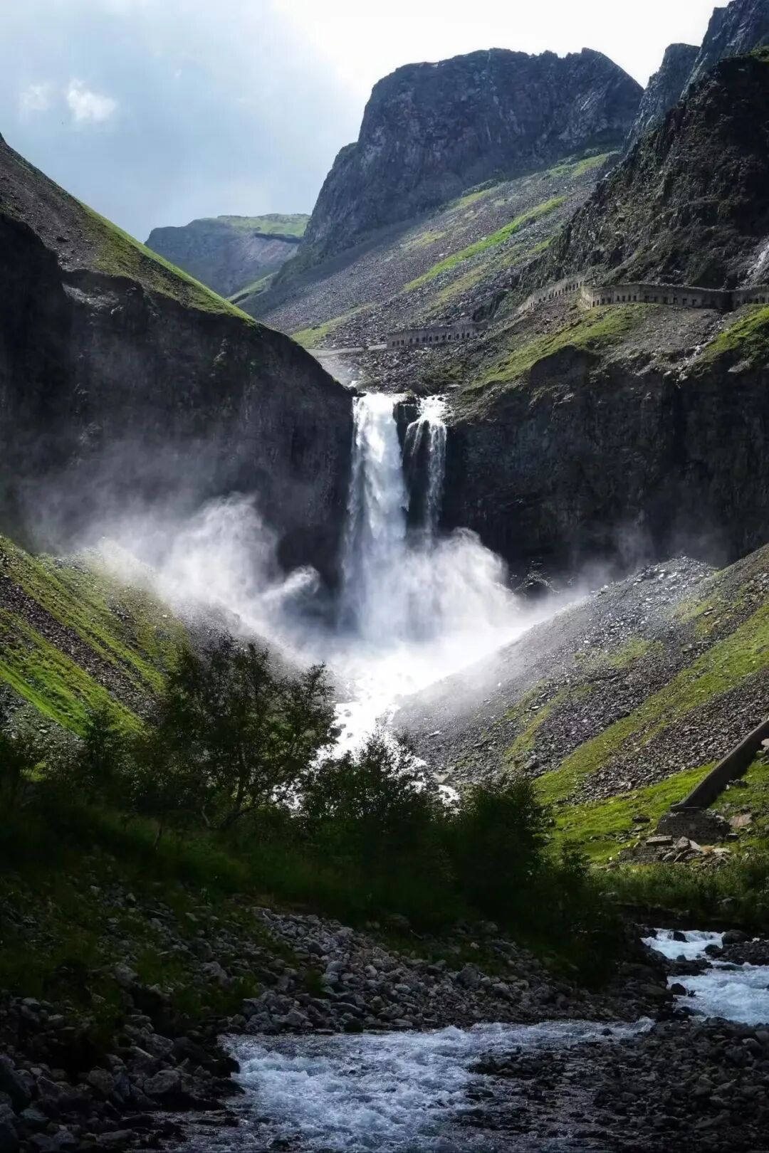 逃离40℃高温，进入22℃，被严重忽视的「清凉秘境」！火山河湖，森林飞瀑，还有一天6顿吃不够的美食！