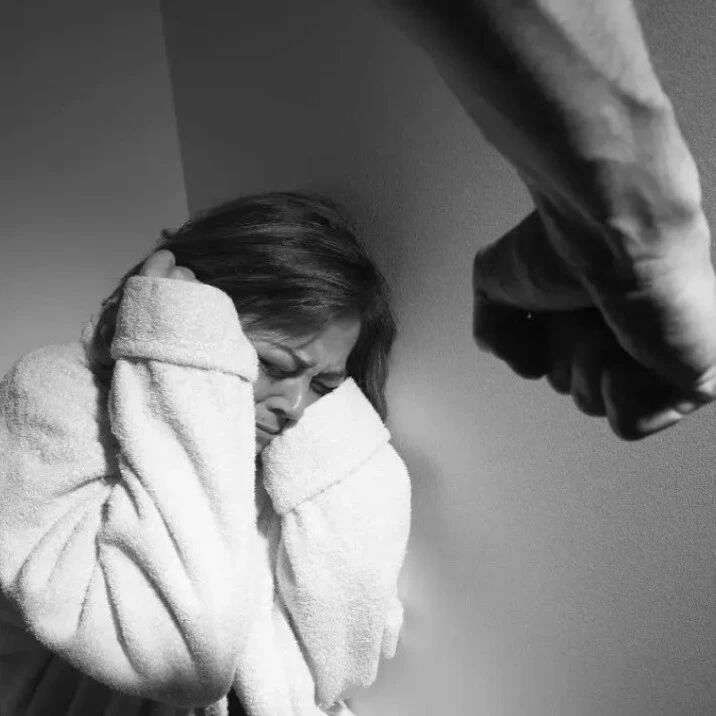 “你来5次，爸爸打了妈妈三次！你能别来了吗！”10岁孙子质问奶奶，这位婆婆终于脸红了