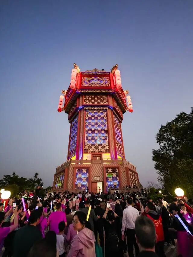 兴宁熙和湾花灯楼亮灯，吸引众多市民游客驻足观赏。