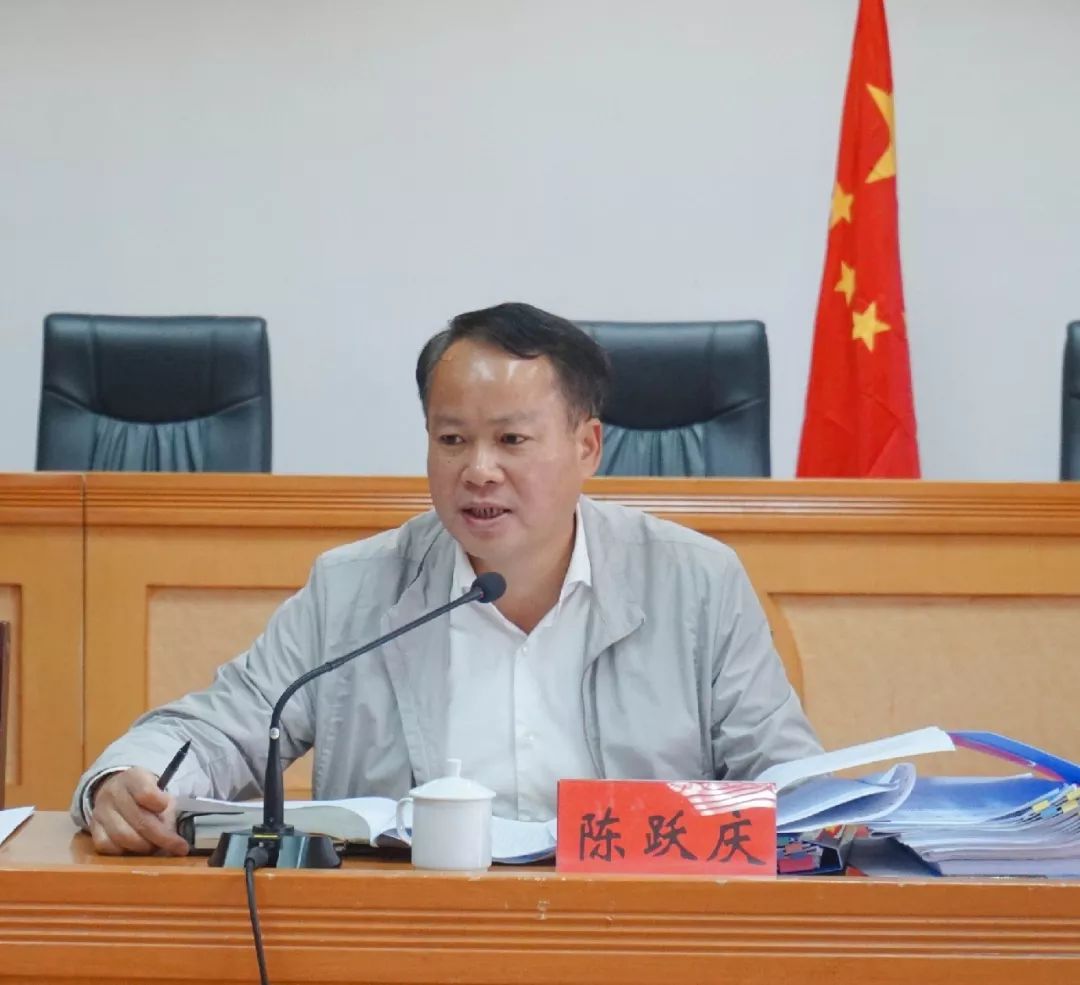 陈跃庆在讲话中提到,各镇各部门要加强对行政执法人员教育,从思想上