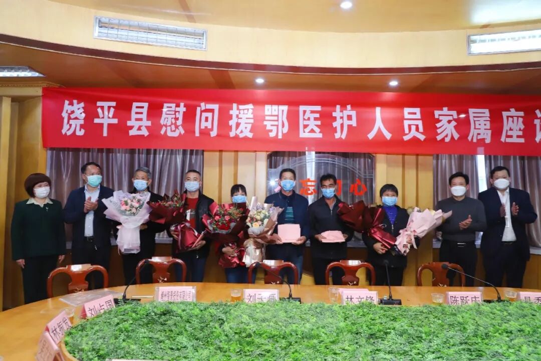 潮州智景投资有限公司董事长张握平了解到3名医护人员代表饶平驰援