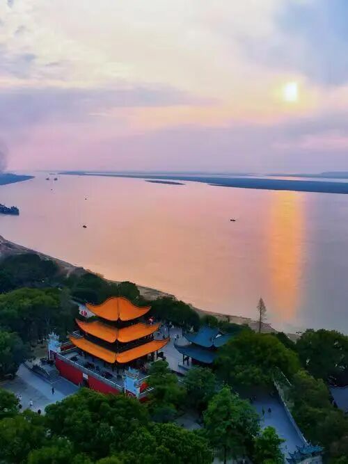 夜读《岳阳楼记》 作者：吴康权 朗诵：侯玉婷（图2）