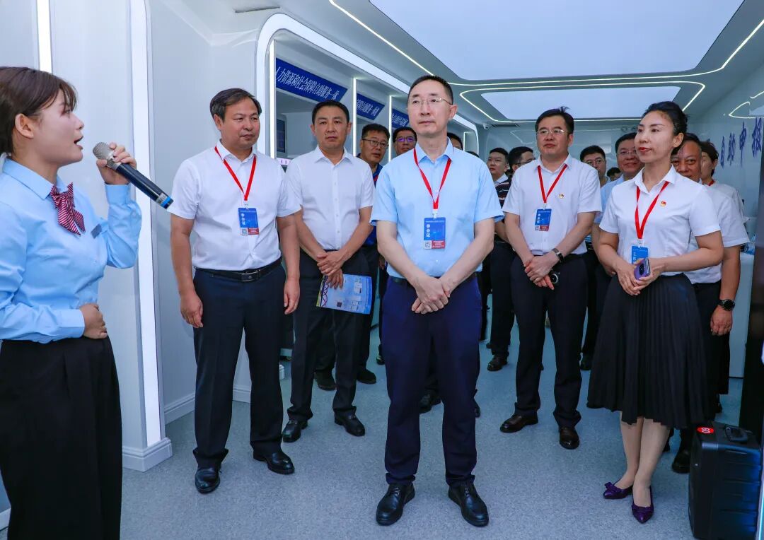 68686868观摩团首先来到科尔沁工业园区政务服务工作站,在