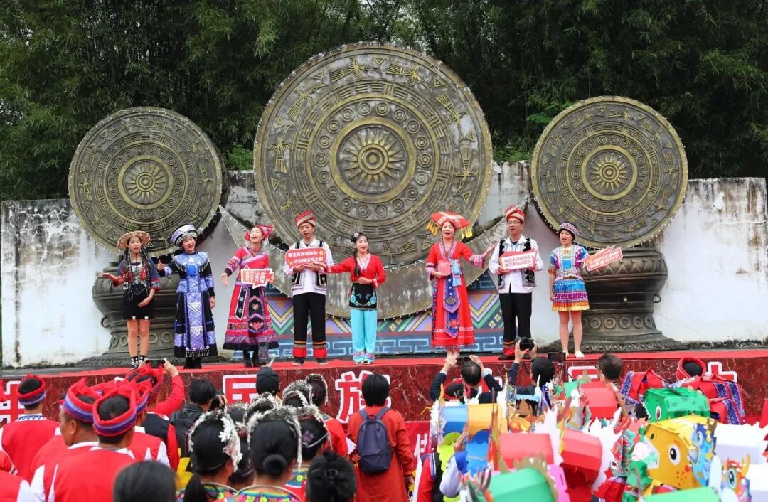 铜鼓敲响春天的旋律,热情的山歌邀约四海宾朋.