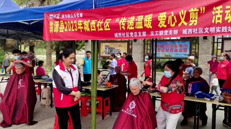 龙仙镇城西社区开展义剪活动。