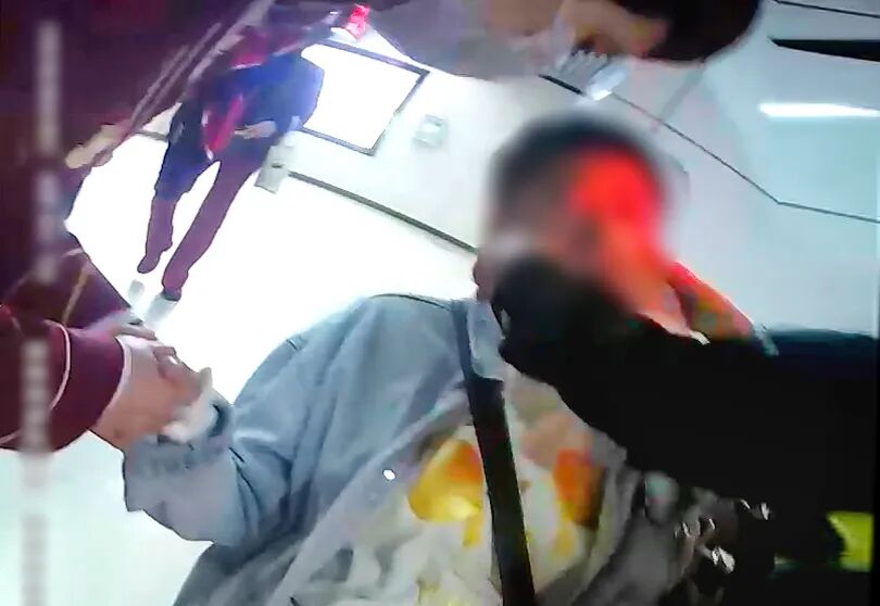 2号线螃蟹岬站工作人员用塑料袋罩住乘客口鼻，帮助呼吸。通讯员供图