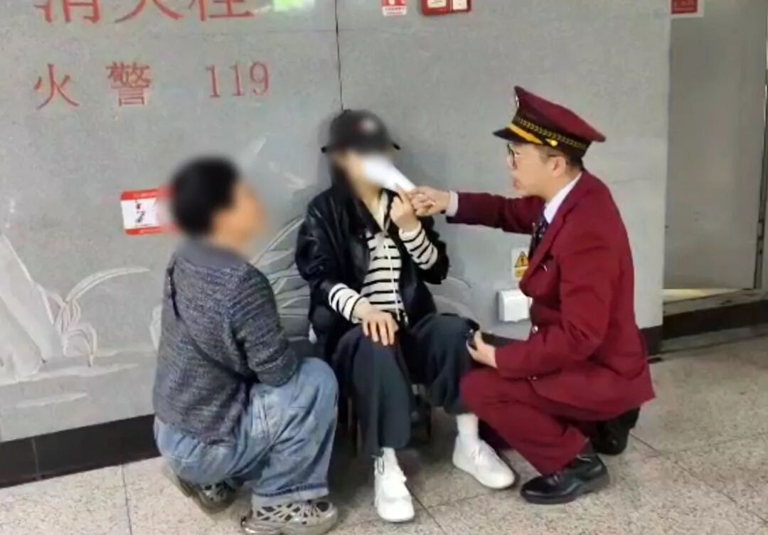 在6号线杨汊湖站，值班站长王迪用纸筒罩住乘客口鼻帮助调节呼吸。通讯员供图