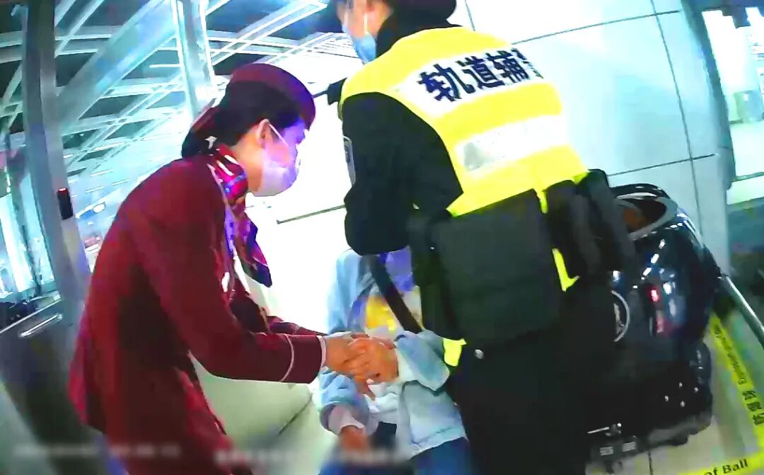 2号线螃蟹岬站工作人员按摩乘客手臂。通讯员供图
