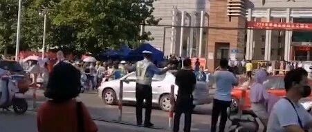 疑因情绪崩溃，离高考结束10分钟，一考生当场撕毁另外2名考生答题卡