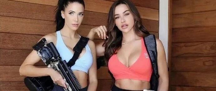 身边美女环绕，但感觉他一副生无可恋的样子