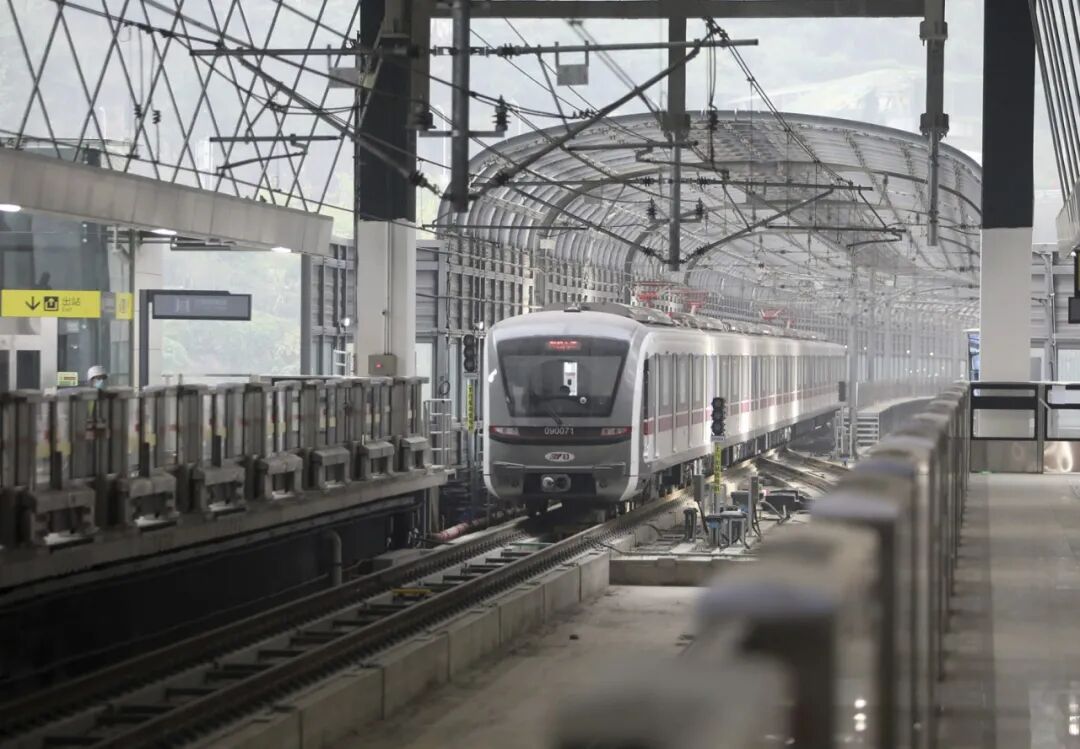 33公里,共设站点26个,分别是:新桥,高滩岩,天梨路,沙坪坝,小龙坎,土湾