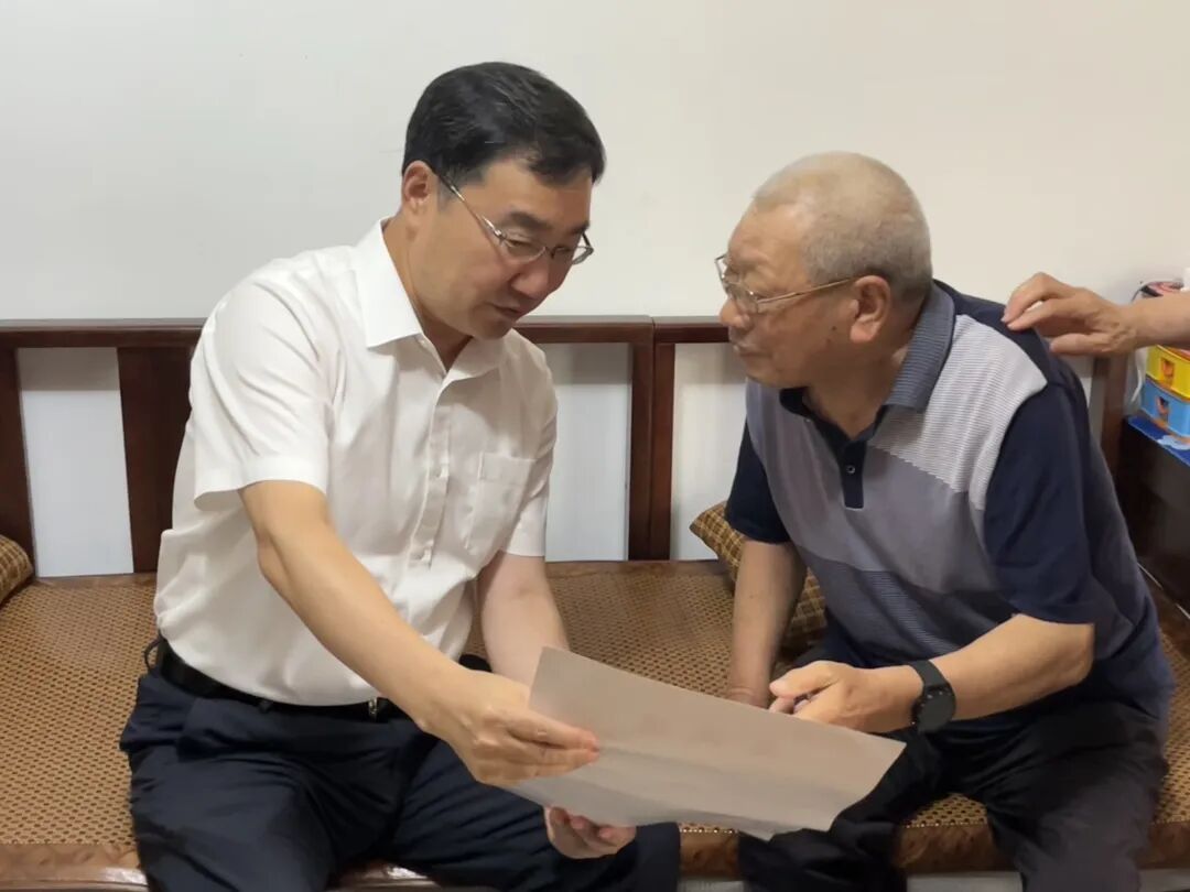 唐山市委副书记,高新区党工委书记张旭在"八一"建军节到来之际,到高新