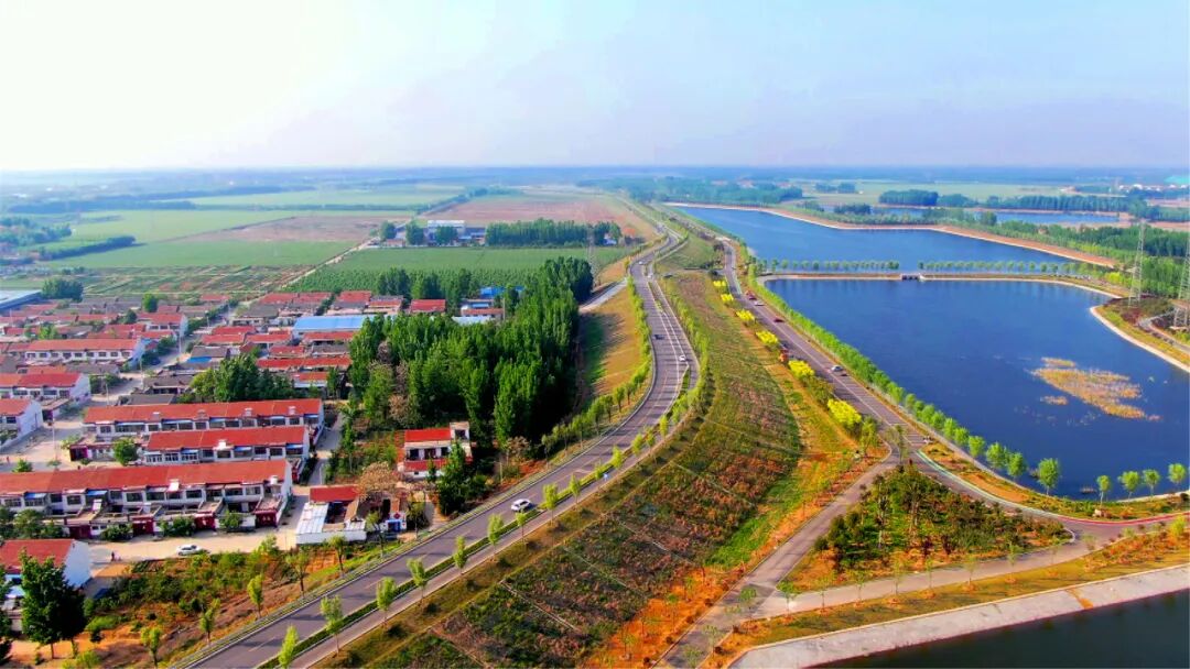 旅游公路兖州区泗河堤顶路一湾碧水映蓝天