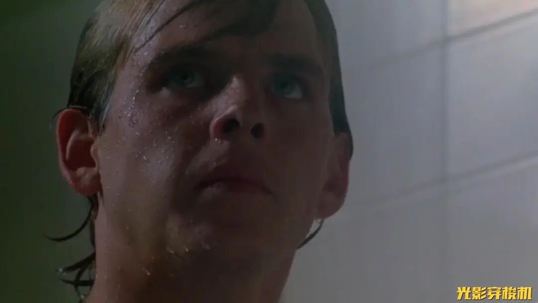 他手戴利爪他好梦中杀人他就是美国最著名的鬼王佛莱迪