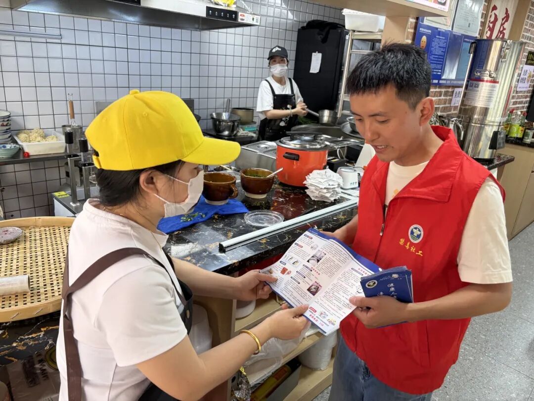 潭城街道：禁毒宣传进商场，筑牢防毒安全线