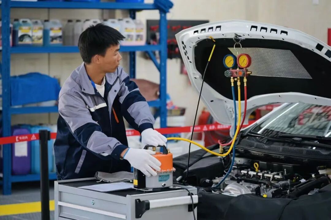 技绽迪庆 能赢未来——迪庆州第四届职业技能大赛暨产业工人技能竞赛在我校盛大开幕！(图9)