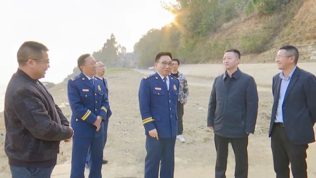 在贵州玉林石材有限公司,李勇详细了解企业生产经营,消防安全措施等