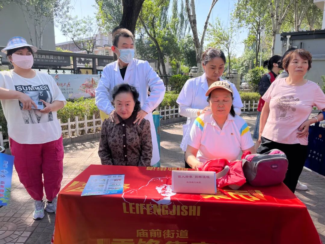 上午9点,桃园公园内熙来攘往,热闹非凡.