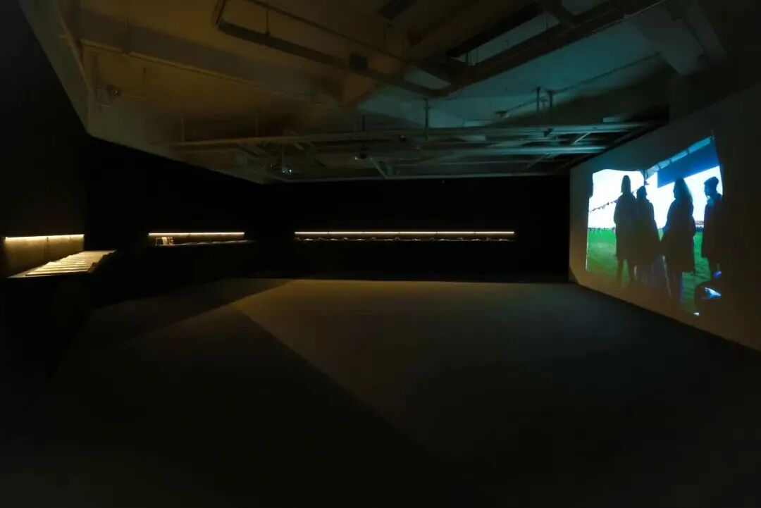 叩击的共鸣:隐秘身份的声音与书写