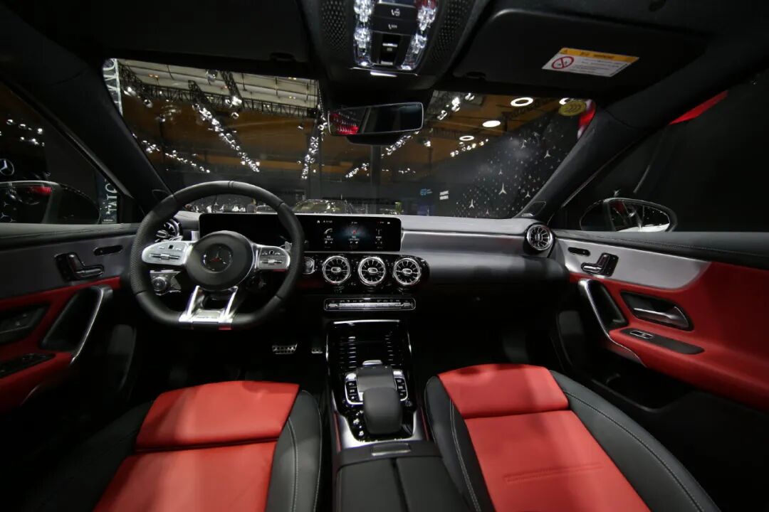 奔驰amg a35先型特别版额,不论是国产a35l还是进口a35,内饰方面如出