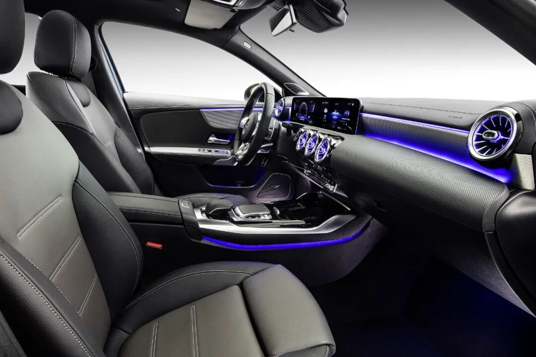 奔驰amg a35先型特别版额,不论是国产a35l还是进口a35,内饰方面如出