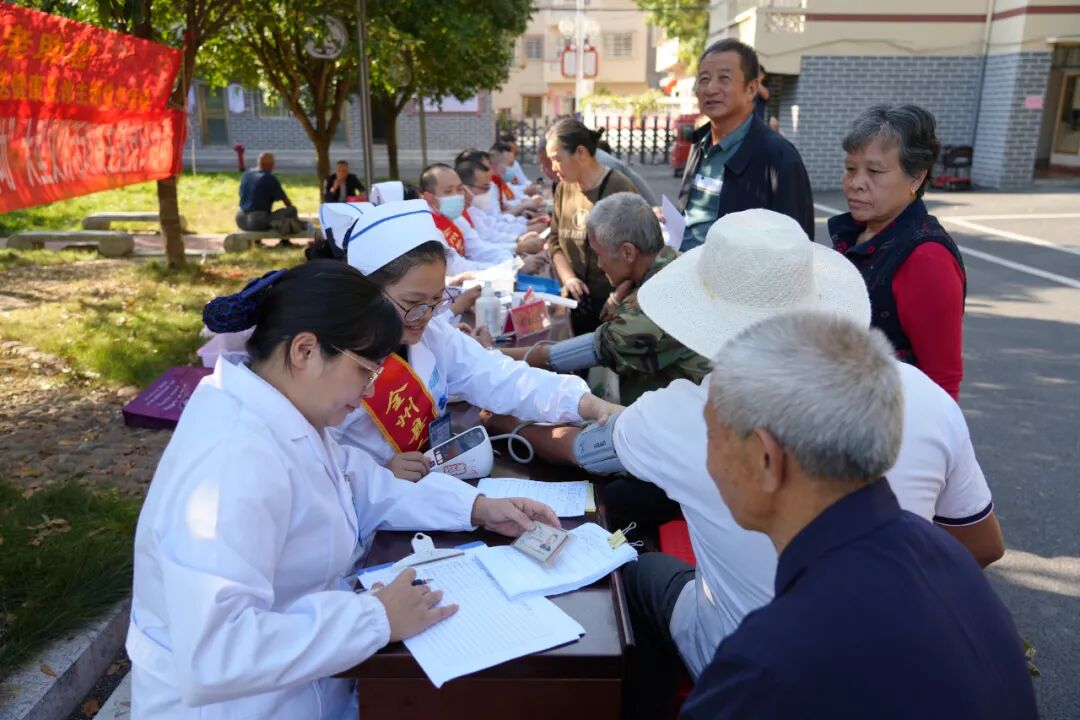 中心,全州县政协,全州县委宣传部联合龙水镇,在政府大院广场开展"我们