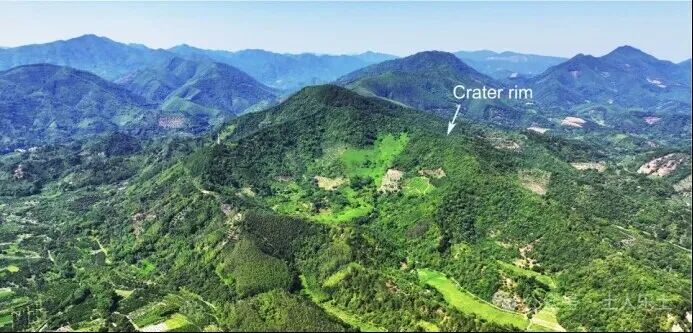 金林陨石坑航拍全景，展示碗状洼地形态。