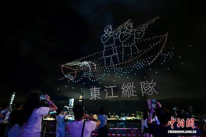 8月30日晚，由紫荆文化集团主办的纪念中国人民抗日战争暨世界反法西斯战争胜利80周年大型无人机汇演在香港湾仔海滨举行。图为无人机展示的东江纵队图案。　中新社记者 李志华 摄