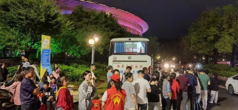 梅州市民连夜排队献血，梅大高速塌方救援最新进展→