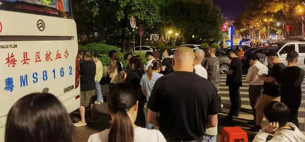 梅州市民连夜排队献血，梅大高速塌方救援最新进展→