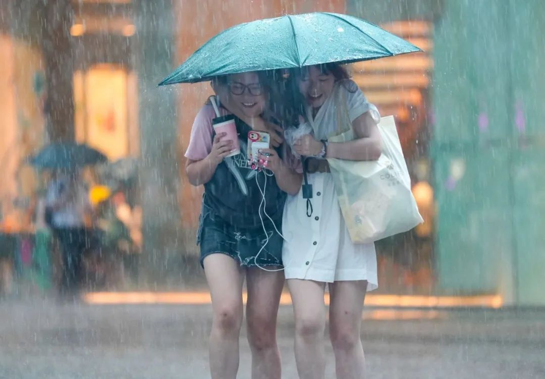 广东人将挑战暴雨上班30天