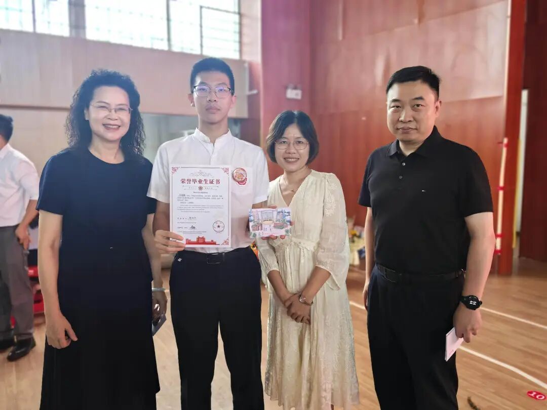 夏崚妈妈夏靖的小学班主任、龙口西小学校长陈武，夏崚，小学班主任何玉萍，夏崚爸爸