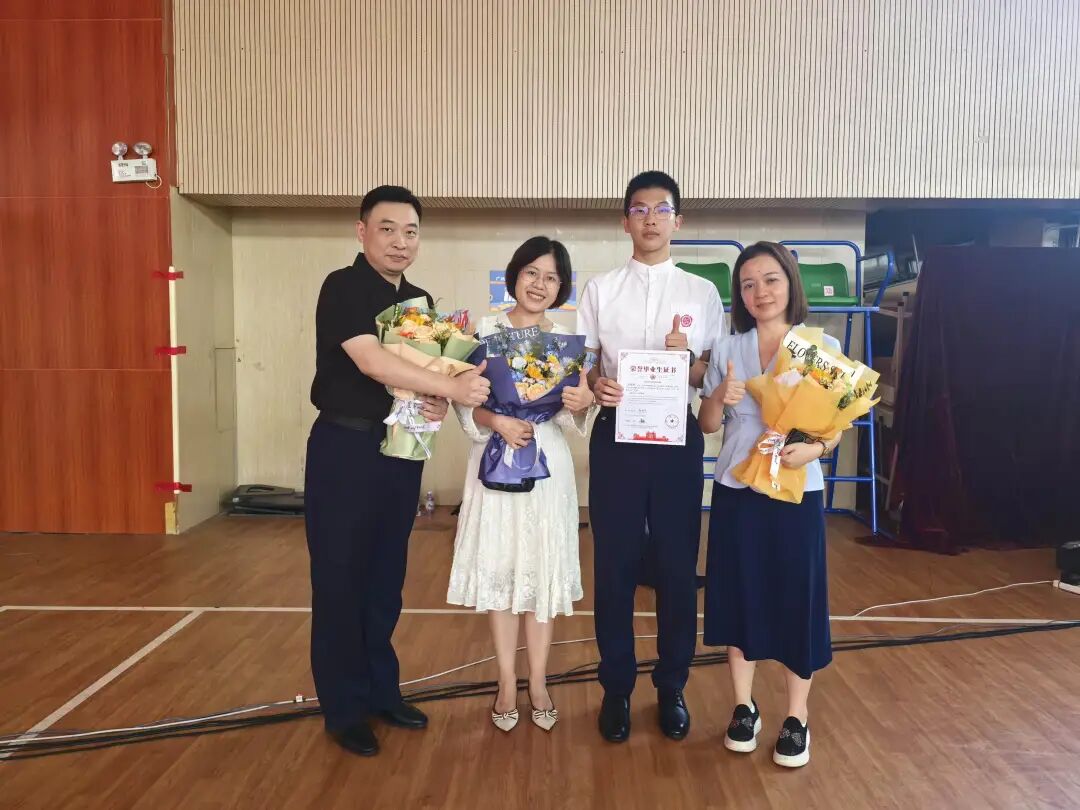 冯夏崚的毕业典礼，从左到右：夏崚爸爸、小学班主任何玉萍、夏崚、初中班主任唐雪