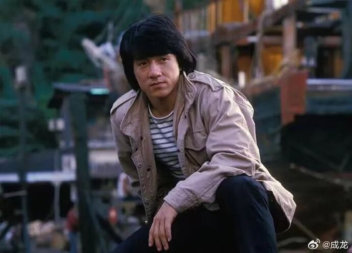 成龙70岁生日，回应“白发变老”