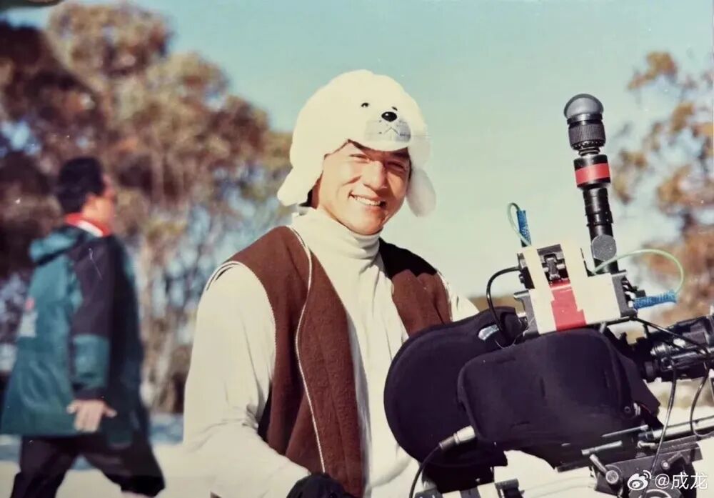 成龙70岁生日，回应“白发变老”