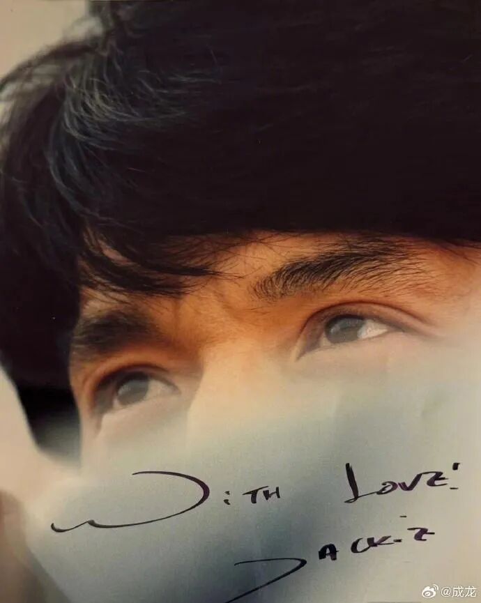 成龙70岁生日，回应“白发变老”